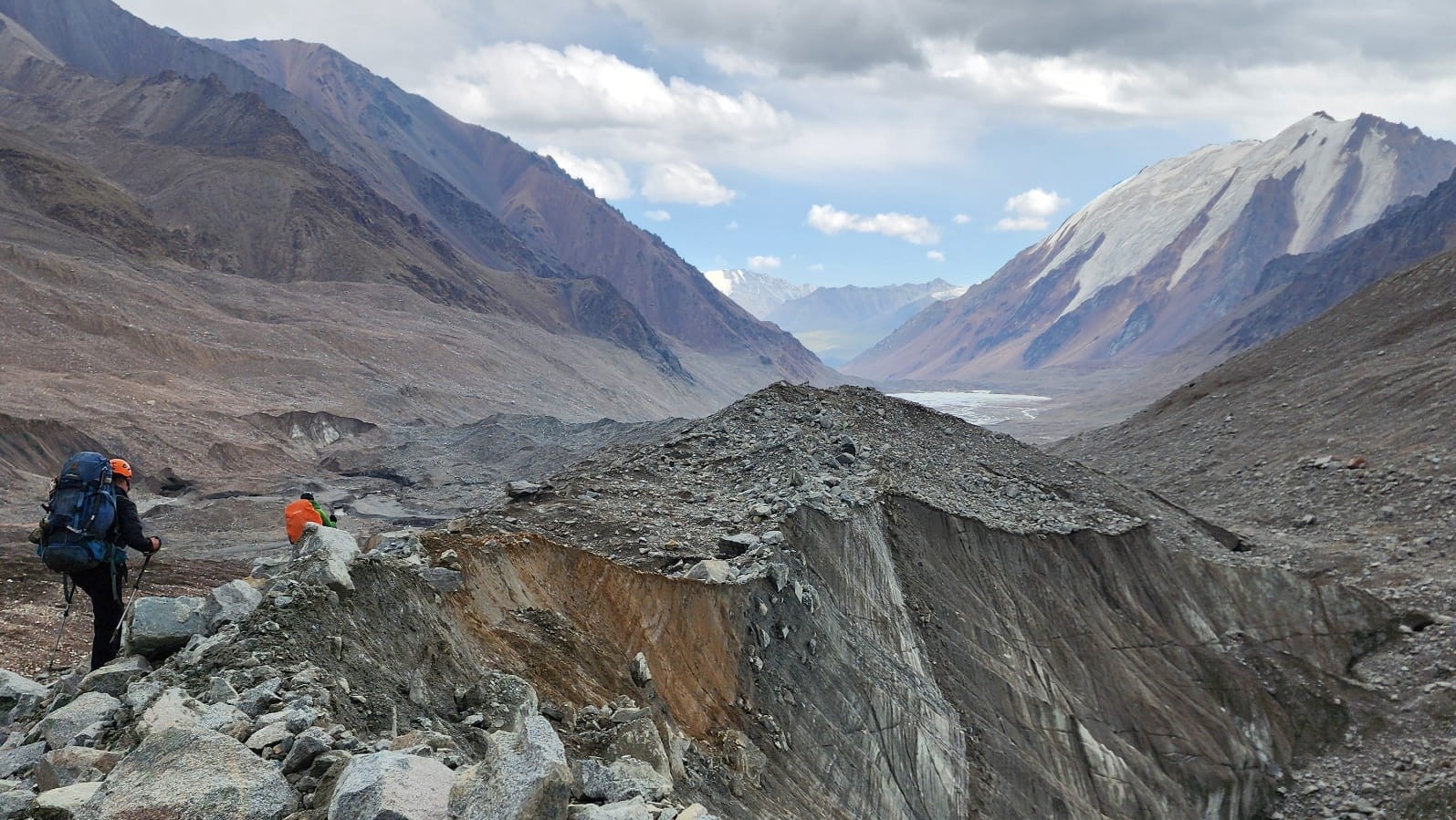 Trekkers navigating glacial moriane walls in Kazakhstans Mountaisn