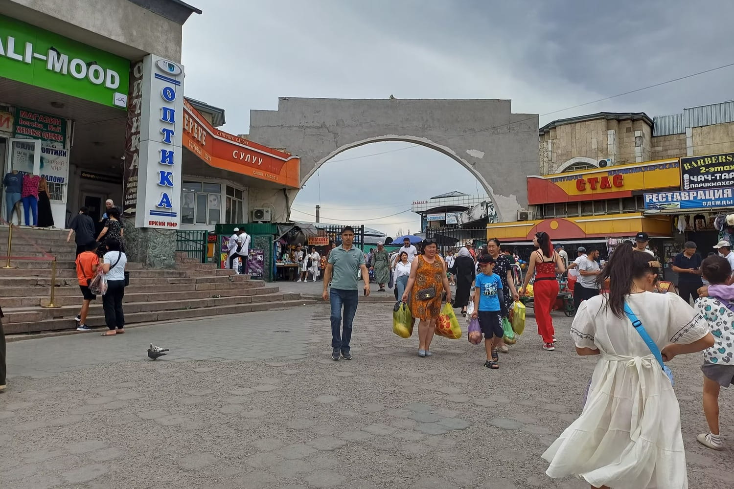 Women on their way to and from the Osh Bazaar